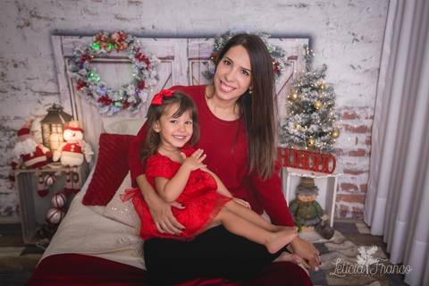 ensaio de natal bebê touca de papai noel 2019 brasilia df registrado pela fotógrafa letícia franco quarto do papai noel cama arvore guirlanda pijama carter's carters mamãe paula com alice'