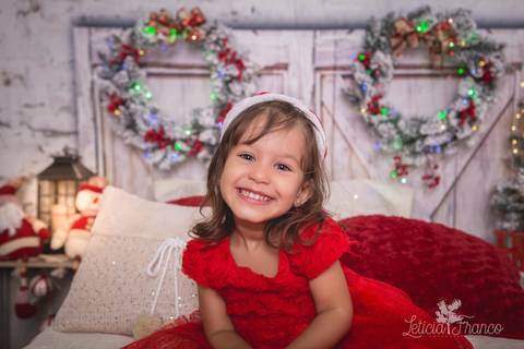 ensaio de natal bebê touca de papai noel 2019 brasilia df registrado pela fotógrafa letícia franco quarto do papai noel cama arvore guirlanda pijama carter's carters  alice fazendo pose gorro touca'