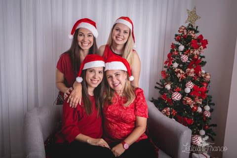 ensaio de natal bebê touca de papai noel 2019 brasilia df registrado pela fotógrafa letícia franco quarto do papai noel cama arvore guirlanda pijama carter's carters  mãe com filhas touca gorro'