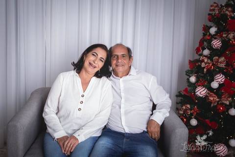 ensaio de natal bebê touca de papai noel 2019 brasilia df registrado pela fotógrafa letícia franco casa do papai noel sala arvore guirlanda roupa de papai noel casal avós meus pais'