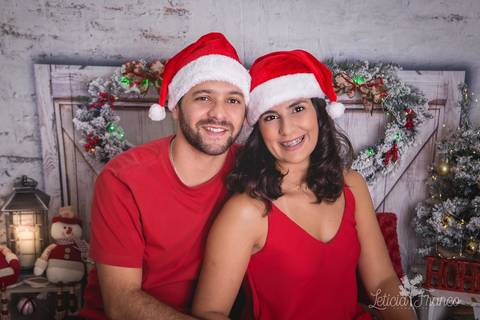 ensaio de natal bebê touca de papai noel 2019 brasilia df registrado pela fotógrafa letícia franco quarto do papai noel cama arvore guirlanda pijama carter's carters luciana e felipe casal'