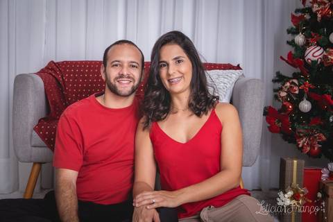 ensaio de natal bebê touca de papai noel 2019 brasilia df registrado pela fotógrafa letícia franco casa do papai noel sala arvore guirlanda roupa de papai noel casal felipe e luciana'