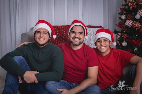 estrelas touca de papai noel 2019 brasilia df registrado pela fotógrafa letícia franco branco familia pai com filhos'