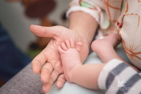 bebê recém nascido newborn brasilia fotografa fotografo fotógrafa brasília df distrito federal baby bebe reborn book melhor leticia franco letícia lifestyle pés com a mão da mãe'