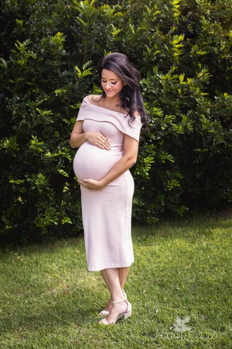 ensaio gestante mamãe lugar dos sonhos bebê recém nascido newborn brasilia fotografa fotografo fotógrafa brasília df distrito federal baby bebe book melhor leticia franco letícia peninsula mãe vestindo a gestante midi rosa adriana 38 semanas segurando a b'