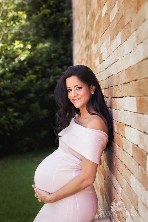 ensaio gestante mamãe lugar dos sonhos bebê recém nascido newborn brasilia fotografa fotografo brasília df distrito federal baby bebe book melhor leticia franco letícia peninsula mãe vestindo a gestante midi rosa adriana 38 semanas parede de tijolo'