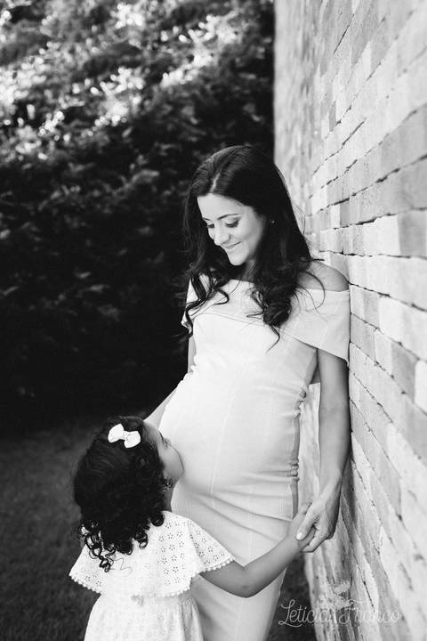 ensaio gestante mamãe lugar dos sonhos recém nascido newborn fotografa brasília df distrito federal baby bebe book melhor leticia franco letícia peninsula mãe vestindo a gestante midi rosa adriana 38 semanas irmã beijando'