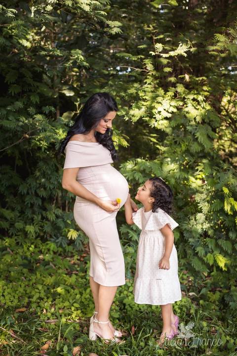 ensaio gestante mamãe lugar dos sonhos recém nascido newborn fotografa brasília df distrito federal baby bebe book melhor leticia franco letícia peninsula mãe vestindo a gestante midi rosa adriana 38 semanas irmã beijando a barriga'