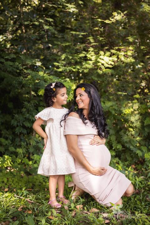 ensaio gestante mamãe lugar dos sonhos recém nascido newborn fotografa brasília df distrito federal baby bebe book melhor leticia franco letícia peninsula mãe vestindo a gestante midi rosa adriana 38 semanas irmã e mamãe se olhando'