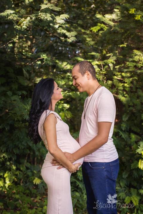 ensaio gestante mamãe lugar dos sonhos recém nascido newborn fotografa brasília df distrito federal baby bebe book melhor leticia franco letícia peninsula mãe vestindo a gestante midi rosa adriana 38 semanas pais se olhando'
