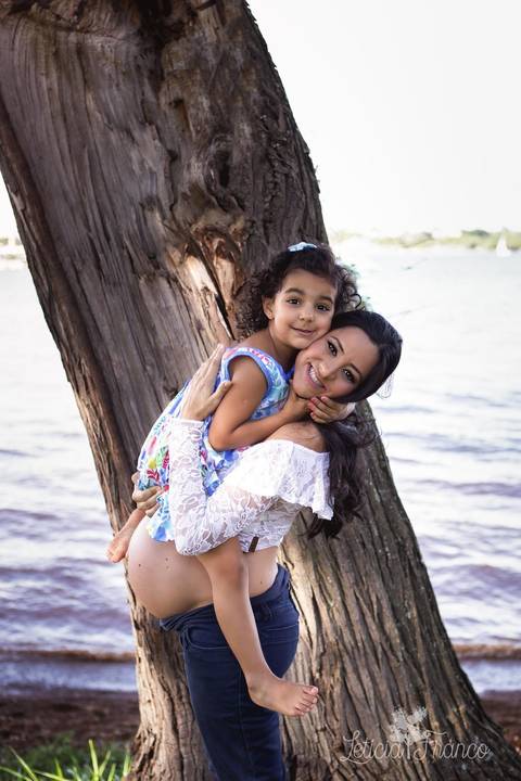 ensaio gestante mamãe lugar dos sonhos recém nascido newborn fotografa brasília df distrito federal baby bebe book melhor leticia franco letícia peninsula mãe vestindo a gestante midi rosa adriana 38 semanas irmã abraçando mãe'