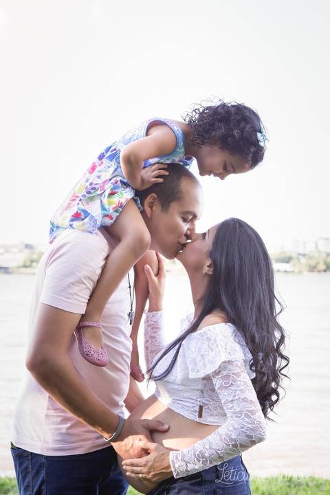 ensaio gestante mamãe lugar dos sonhos recém nascido newborn fotografa brasília df distrito federal baby bebe book melhor leticia franco letícia peninsula mãe vestindo a gestante midi rosa adriana 38 semanas irmã espiando beijo'