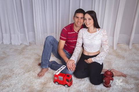 fotógrafa brasília df distrito federal baby bebe reborn book melhor leticia franco letícia estúdio 20 semanas cropped branco com papai bombeiros mamãe joão caminhão hidrante'