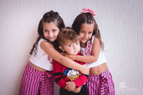 festa infantil 04 anos decoração brasilia df distrito federal book fotógrafa melhor leticia franco letícia moranguinho dinossauro betina e olivia pulando corda trio bagunça irmãs aniversariantes gêmeas twins com primo '