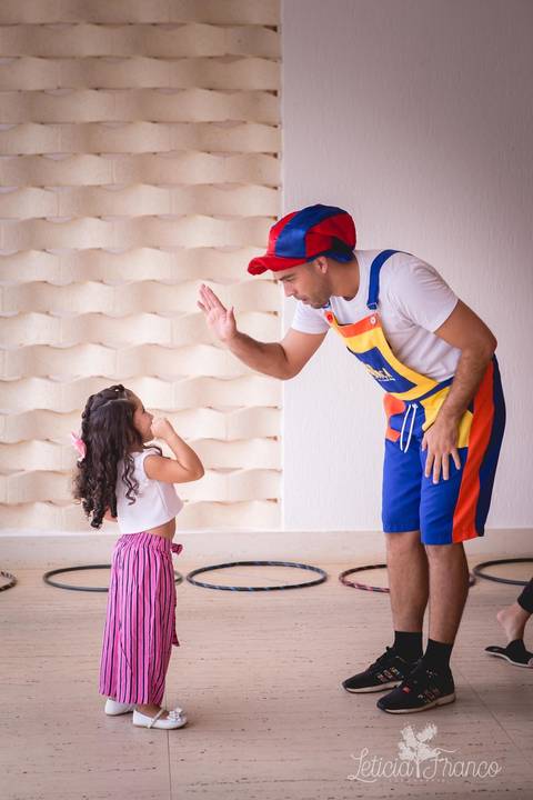 festa infantil 04 anos decoração brasilia df distrito federal book fotógrafa melhor leticia franco letícia moranguinho dinossauro betina e olivia pulando corda trio bagunça irmãs aniversariantes gêmeas twins com primo hi5 hi 5 toca aqui'