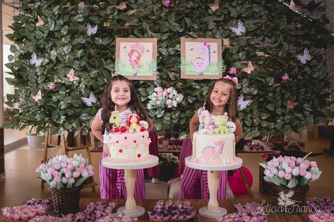 festa infantil 04 anos decoração brasilia df distrito federal book fotógrafa melhor leticia franco letícia moranguinho dinossauro betina e olivia pulando corda trio bagunça irmãs aniversariantes gêmeas twins com primo parabéns'