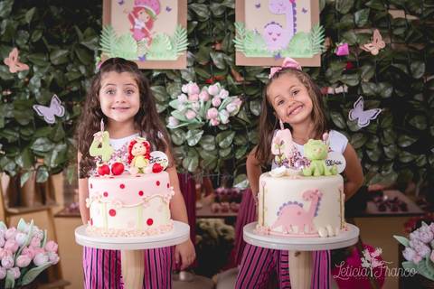 festa infantil 04 anos decoração brasilia df distrito federal book fotógrafa melhor leticia franco letícia moranguinho dinossauro betina e olivia pulando corda trio bagunça irmãs aniversariantes gêmeas twins com primo  mesa do bolo parabens'