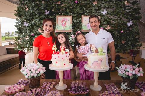 festa infantil 04 anos decoração brasilia df distrito federal book fotógrafa melhor leticia franco letícia moranguinho dinossauro betina e olivia pulando corda trio bagunça irmãs aniversariantes gêmeas twins com primo  com pais'