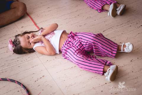 festa infantil 04 anos decoração brasilia df distrito federal book fotógrafa melhor leticia franco letícia moranguinho dinossauro betina e olivia pulando corda trio bagunça irmãs aniversariantes gêmeas twins com primo  deitada no chão'