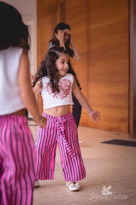 festa infantil 04 anos decoração brasilia df distrito federal book fotógrafa melhor leticia franco letícia moranguinho dinossauro betina e olivia pulando corda trio bagunça irmãs aniversariantes gêmeas twins com primo  brincadeira'