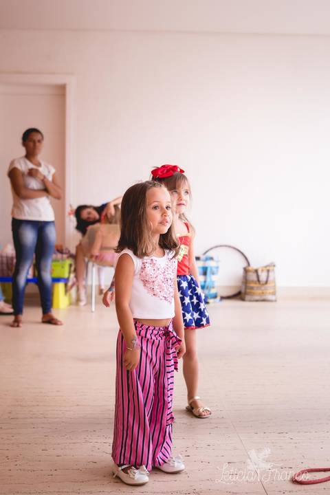 festa infantil 04 anos decoração brasilia df distrito federal book fotógrafa melhor leticia franco letícia moranguinho dinossauro betina e olivia pulando corda trio bagunça irmãs aniversariantes gêmeas twins com primo '