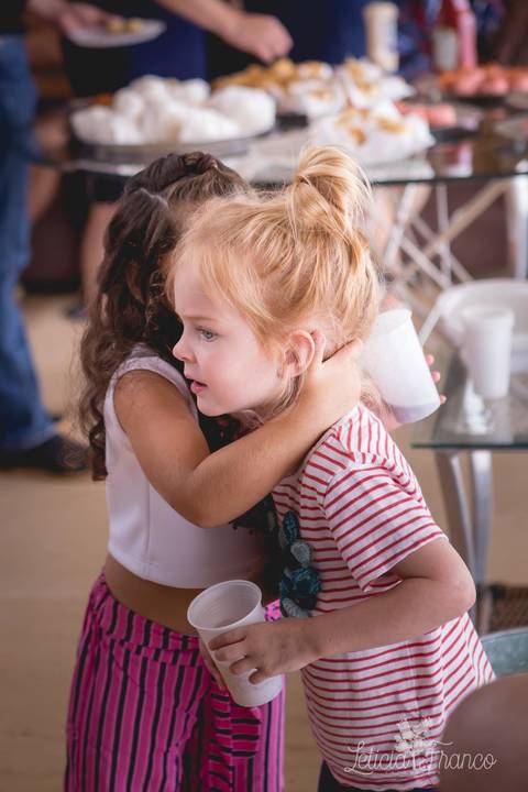 festa infantil 04 anos decoração brasilia df distrito federal book fotógrafa melhor leticia franco letícia moranguinho dinossauro betina e olivia pulando corda trio bagunça irmãs aniversariantes gêmeas twins com primo abraçando a amiga'