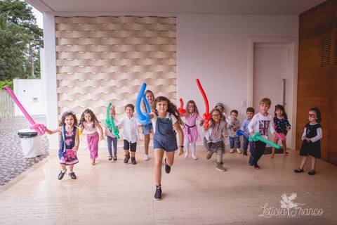 festa infantil 04 anos decoração brasilia df distrito federal book fotógrafa melhor leticia franco letícia moranguinho dinossauro betina e olivia pulando corda trio bagunça irmãs aniversariantes gêmeas twins com primo correndo'