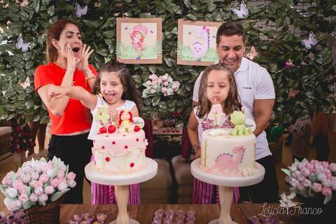 festa infantil 04 anos decoração brasilia df distrito federal book fotógrafa melhor leticia franco letícia moranguinho dinossauro betina e olivia pulando corda trio bagunça irmãs aniversariantes gêmeas twins com primo hora do parabéns assoprando a vela'