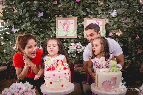 festa infantil 04 anos decoração brasilia df distrito federal book fotógrafa melhor leticia franco letícia moranguinho dinossauro betina e olivia pulando corda trio bagunça irmãs aniversariantes gêmeas twins com primo hora do parabéns'