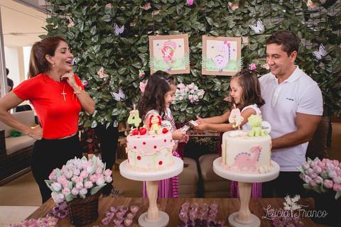 festa infantil 04 anos decoração brasilia df distrito federal book fotógrafa melhor leticia franco letícia moranguinho dinossauro betina e olivia pulando corda trio bagunça irmãs aniversariantes gêmeas twins com primo hora do parabéns primeiro pedaço'