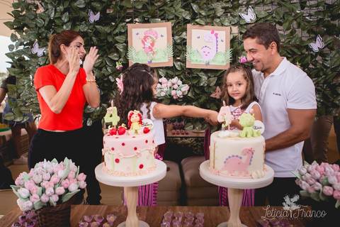 festa infantil 04 anos decoração brasilia df distrito federal book fotógrafa melhor leticia franco letícia moranguinho dinossauro betina e olivia pulando corda trio bagunça irmãs aniversariantes gêmeas twins com primo hora do parabéns primeiro pedaço'