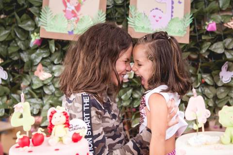 festa infantil 04 anos decoração brasilia df distrito federal book fotógrafa melhor leticia franco letícia moranguinho dinossauro betina e olivia pulando corda trio bagunça irmãs aniversariantes gêmeas twins com primo hora do parabéns amiga prima'