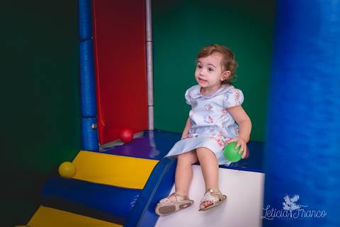 festa infantil 02 anos decoração brasilia df distrito federal book fotógrafa fotografia melhor leticia franco letícia jardim da beatriz detalhes happy birthday asa norte em brasilia pais pai mãe com aniversariante escorregando'