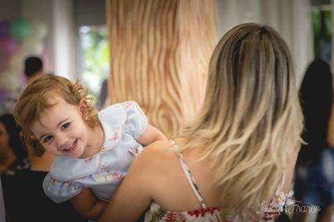 festa infantil 02 anos decoração brasilia df distrito federal book fotógrafa fotografia melhor leticia franco letícia jardim da beatriz detalhes happy birthday asa norte em brasilia aniversariante brincando com a mamãe'