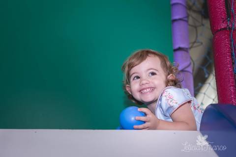 festa infantil 02 anos decoração brasilia df distrito federal book fotógrafa fotografia melhor leticia franco letícia jardim da beatriz detalhes happy birthday asa norte em brasilia aniversariante jogando bolinha no escorrega'