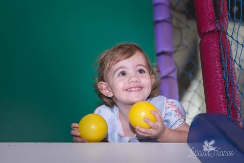 festa infantil 02 anos decoração brasilia df distrito federal book fotógrafa fotografia melhor leticia franco letícia jardim da beatriz detalhes happy birthday asa norte em brasilia aniversariante jogando bolinha no escorrega'
