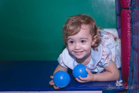 festa infantil 02 anos decoração brasilia df distrito federal book fotógrafa fotografia melhor leticia franco letícia jardim da beatriz detalhes happy birthday asa norte em brasilia aniversariante jogando bolinha no escorrega'