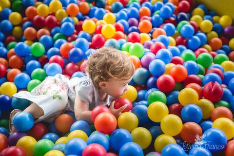 festa infantil 02 anos decoração brasilia df distrito federal book fotógrafa fotografia melhor leticia franco letícia jardim da beatriz detalhes happy birthday asa norte em brasilia aniversariante jogando bolinha no escorrega'