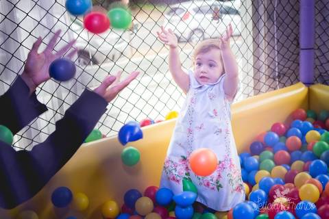 festa infantil 02 anos decoração brasilia df distrito federal book fotógrafa fotografia melhor leticia franco letícia jardim da beatriz detalhes happy birthday asa norte em brasilia aniversariante jogando bolinha pra cima'
