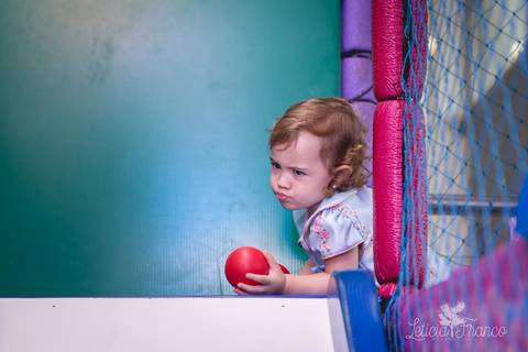 festa infantil 02 anos decoração brasilia df distrito federal book fotógrafa fotografia melhor leticia franco letícia jardim da beatriz detalhes happy birthday asa norte em brasilia aniversariante jogando bolinha no escorrega bico biquinho'