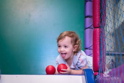 festa infantil 02 anos decoração brasilia df distrito federal book fotógrafa fotografia melhor leticia franco letícia jardim da beatriz detalhes happy birthday asa norte em brasilia aniversariante jogando bolinha no escorrega sorrindo língua pra fora'