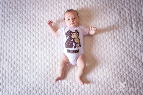 bebê recém nascido newborn brasilia fotógrafa brasília df distrito federal baby bebe book melhor franco letícia lifestyle 2 meses luis miguel deitado na cama'
