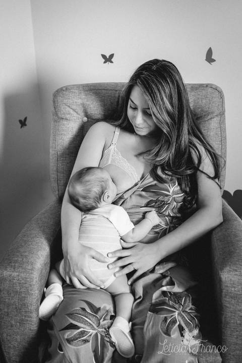 bebê recém nascido newborn brasilia fotógrafa brasília df distrito federal baby bebe book melhor franco letícia lifestyle 2 meses luis miguel mãe na poltrona amamentando'