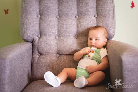 bebê recém nascido newborn brasilia fotógrafa brasília df distrito federal baby bebe book melhor franco letícia lifestyle 2 meses luis miguel sentado na poltrona'