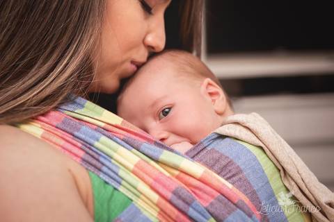 bebê recém nascido newborn brasilia fotógrafa brasília df distrito federal baby bebe book melhor franco letícia lifestyle 2 meses luis miguel sling colorido rainbow mamãe beijando a cabeça'