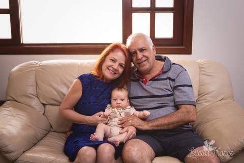 bebê recém nascido newborn brasilia fotógrafa brasília df distrito federal baby bebe book melhor franco letícia lifestyle 2 meses luis miguel avós vovó vovô avó avô vó vô no sofá da sala '