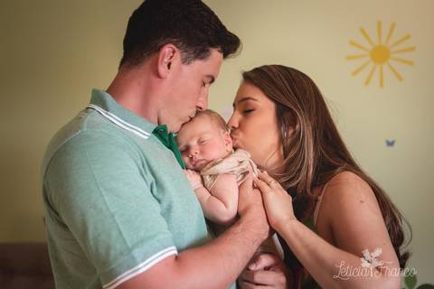 bebê recém nascido newborn brasilia fotógrafa brasília df distrito federal baby bebe book melhor franco letícia lifestyle 2 meses luis miguel pais no quarto do pequeno beijando bebê'