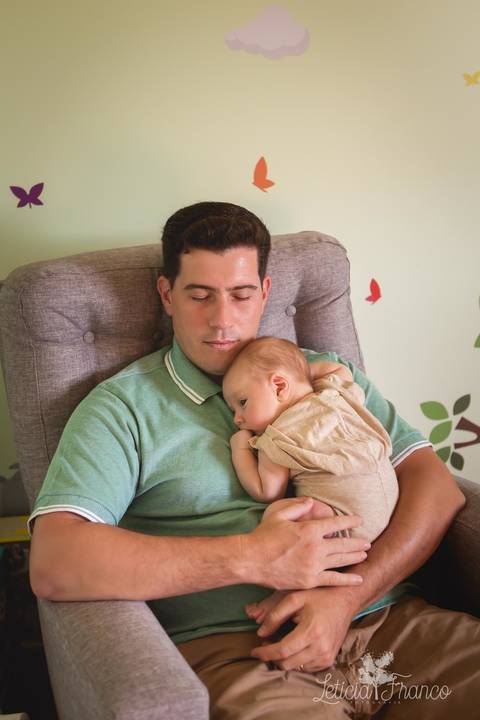 bebê recém nascido newborn brasilia fotógrafa brasília df distrito federal baby bebe book melhor franco letícia lifestyle 2 meses luis miguel pai segurando bebê para arrotar'
