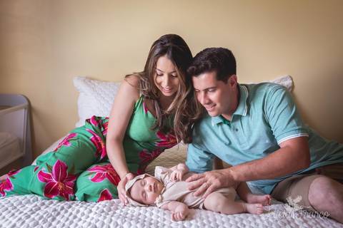 bebê recém nascido newborn brasilia fotógrafa brasília df distrito federal baby bebe book melhor franco letícia lifestyle 2 meses luis miguel pais na cama com beê dormindo'