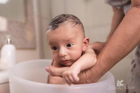 bebê recém nascido newborn brasilia fotógrafa brasília df distrito federal baby bebe book melhor franco letícia lifestyle 1 mês tomando banho balde tummy tub'